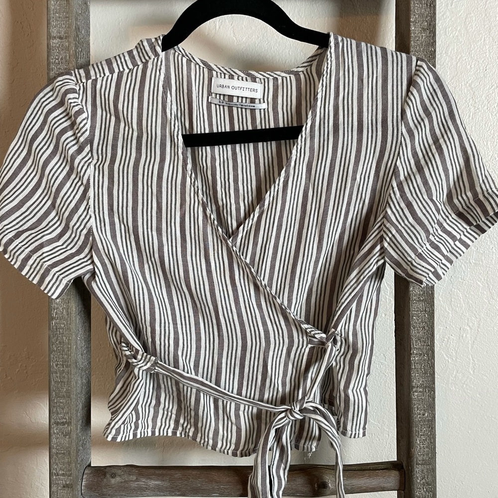Urban outfitters wrap top size small